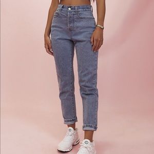 CRYBABY HUGGING MOM JEANS IN MEDIUM BLUE
